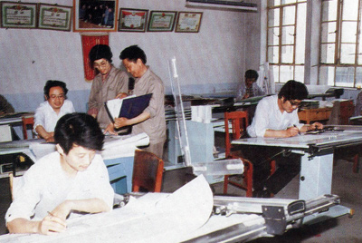 从1984年第一季度到抓治理上登记全面提高企业素质验收前，采取分线查抄、总结成就、找出差距、提出措施、期限整改的步骤，使各项工作在整顿中坚韧提高，在坚韧提高中进行再整顿，再提高。