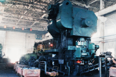 3月24日，世界第一台德国奥姆卡4000吨热模锻出产线在新宝GG总厂热模锻车间装置调试。