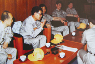 为了进建表国先进技术和治理步骤，前往引进技术与设备的国度进行实地调查。薛仲光厂长在日本。