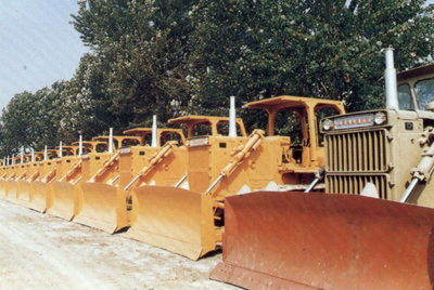 产品整装待发。自1984年对销售尝试了承包责任造，调动了职工的积极性，加强了责任感，从而扭转了从前等、靠、要的被动局面。