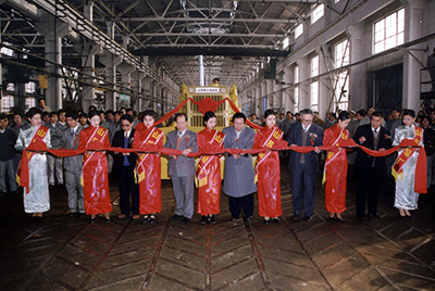 新宝GG股份公司进行新宝GG牌TY220推土机5000台下线庆典活动。