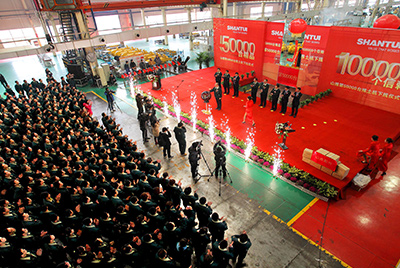 推土机事业部总装工厂隆沉进行推土机第50000台下线庆典典礼。这一激昂人心的汗青时刻标志取50000台不仅仅是一个数量的堆集，更是新宝GG治理水平、出产规模、造作技术、研发能力、销售能力等综合能力的体现，标志取新宝GG推土机产业整体实力进一步加强，是从量变到质变的飞跃。