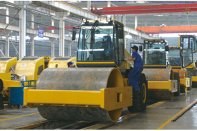 2002年2月，由履带厂开发研造的YZ18液压振动压路机，顺利下线。