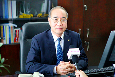 张秀文董事长在接受中国山东网专题采访时，就公司践杏装厚路鲁商”倡树行动进行回覆，介绍了新宝GG把“仁义、诚信、厚路”的文化精华融入到出产经营的全过程的典型做法和“诚敬做产品，诚信做企业”的经营理想，在工程机械行业设置起了“厚德坚韧”的山东国企形象