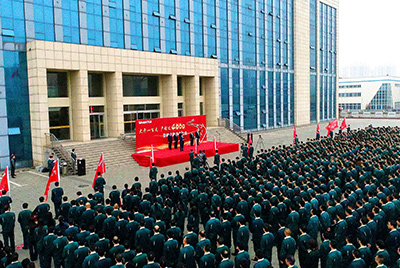 新宝GG股份公司“大干一百天 产销过4000”劳动较量在公司总部大楼前隆沉召开