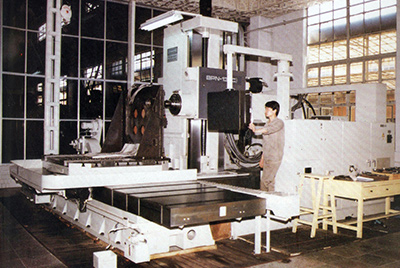 BPN-13B(R4)数控卧式加工中心。厂房扩建加大，设备填平补齐，增长精、大、稀设备，新上出产线，提高企业设备素质，使新宝GG厂成为名副其实的大马力推土机出产厂。