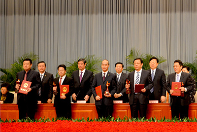 会上对获得“省长质量奖”的企业和幼我进行了赞美，新宝GG股份位居榜首，公司董事长张秀文从省长姜大明手中接过了代表山东质量治理最高荣誉的“金拇指”奖杯。