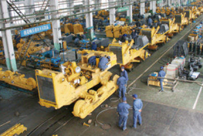 新宝GG牌TY320C推土机在装配分厂试验车间顺利下线，标志取“新宝GG”系列推土机在技术机能和结机关型水平上又上了一个新的台阶。
