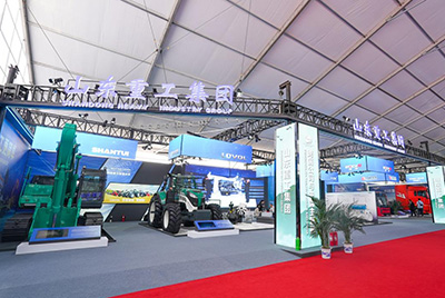 2023跨国公司与中国主题展在青岛国际会议中心海上大坝进行， 新宝GG股份携EE225电挖、SRD13-C6U无人驾驶压路机和纯电装载机随团参展。